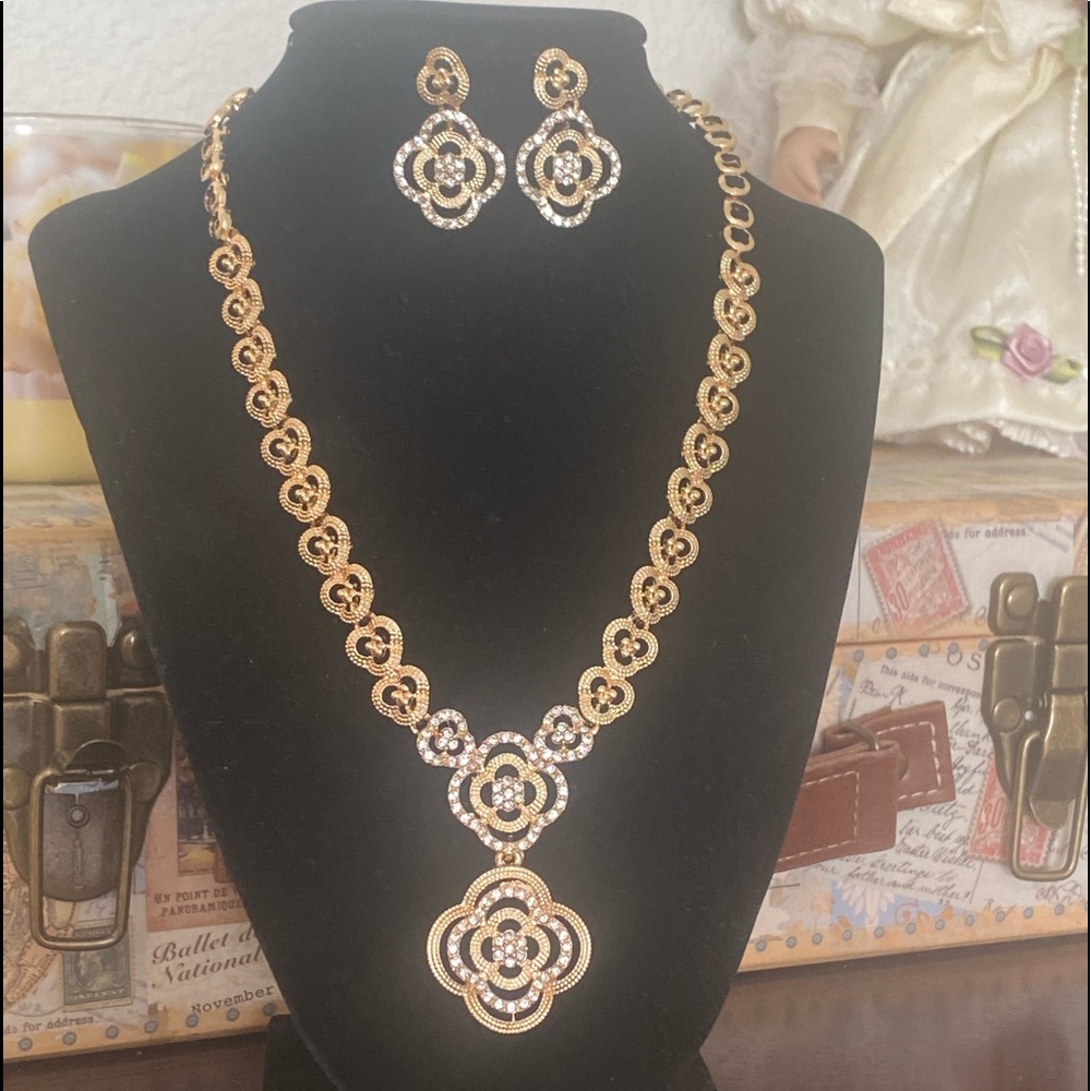 Fashion Necklace bracelet and earrings set brand-new